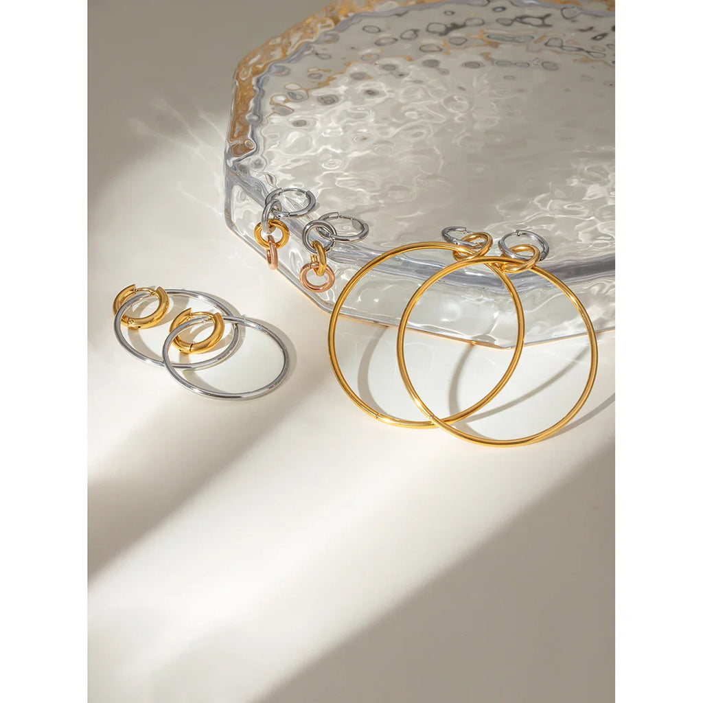 Große, silberfarbene Creolen aus Edelstahl, 18 Karat PVD-plattiertes Metall mit Golddetails, ideal für Damen und Allergiker.