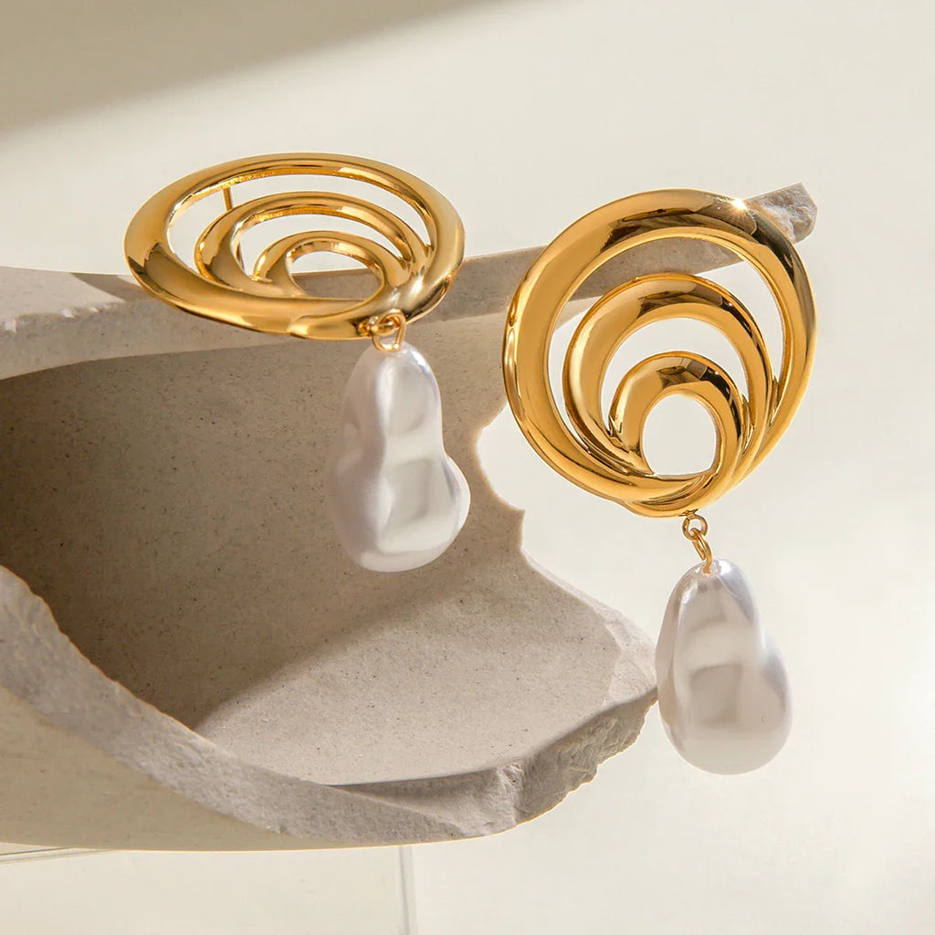 Ohrringe mit spiralförmigem Anhänger aus 18-karätigem Edelstahl, wasserdicht, mit hohler Perle – trendiger Charme und schicker Statement-Schmuck für Damen.