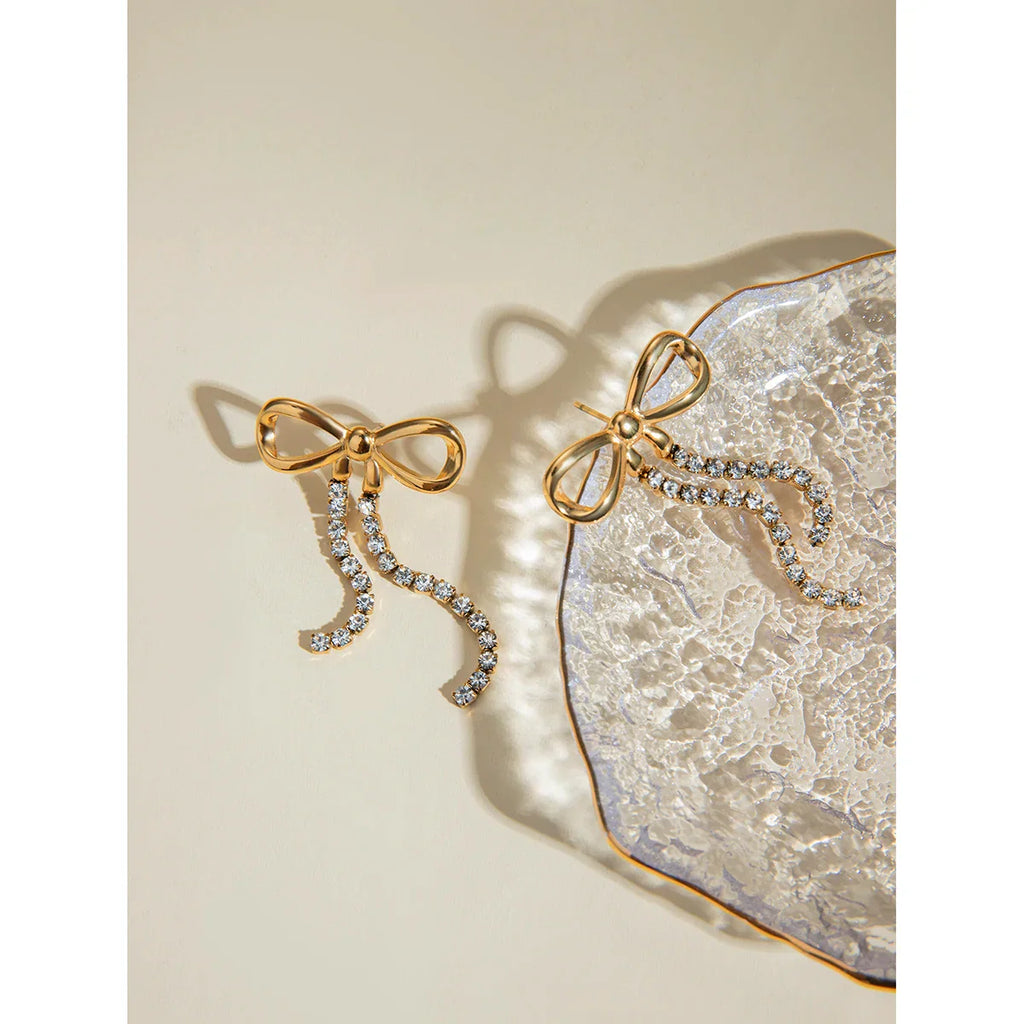 Minimalistische Ohrringe mit Schleife und goldener Quaste aus 18-karätig PVD-beschichtetem Edelstahl, wasserfest, hochwertig und attraktiver Schmuck