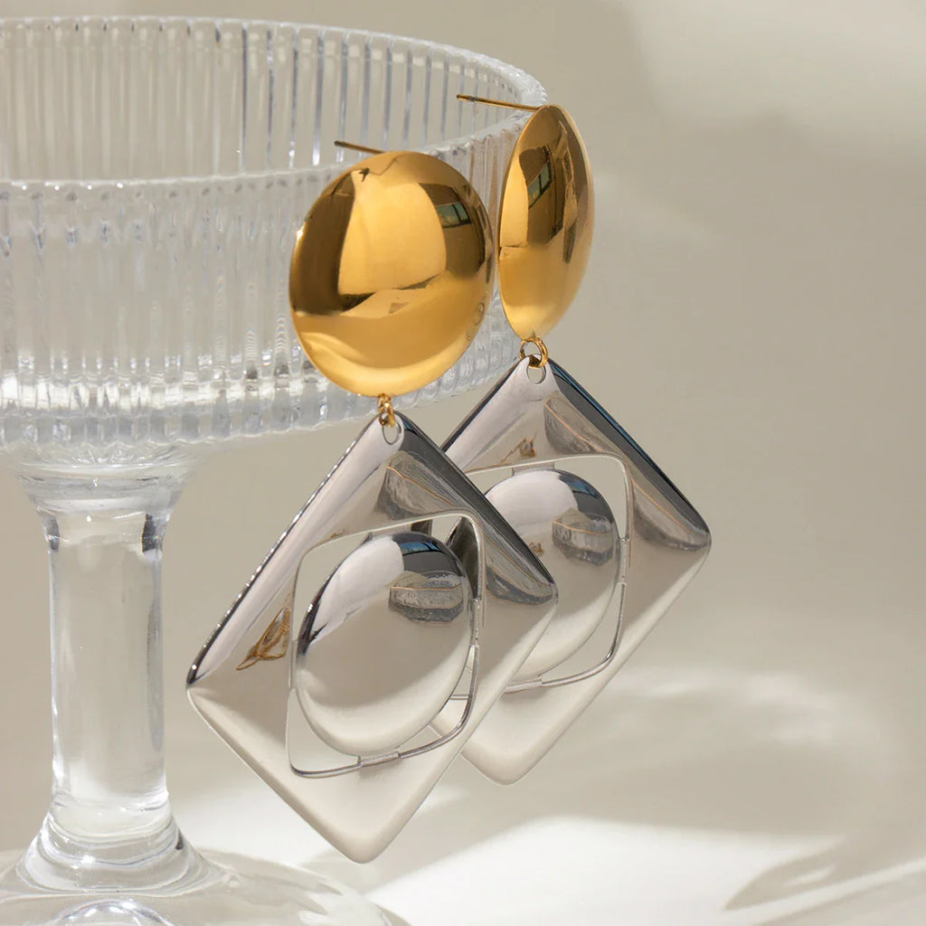 Ohrhänger mit quadratischem Anhänger aus glattem, farblich abgestimmtem 18-karätigem Edelstahl – rostfrei, trendig, ein perfektes Geschenk für Damen.