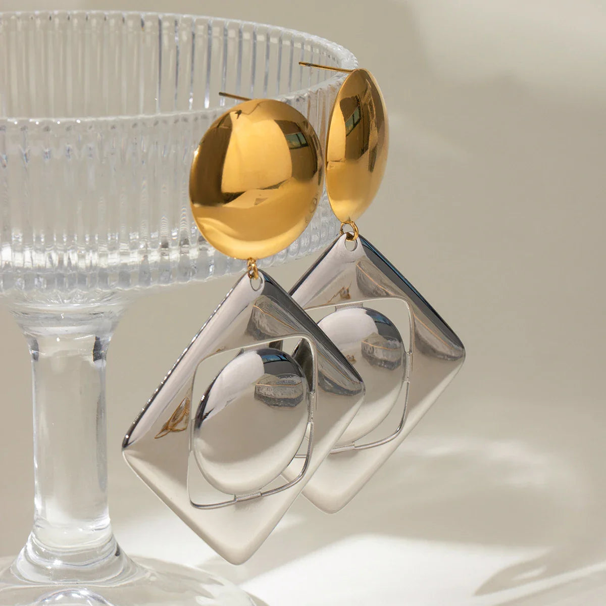 Ohrhänger mit quadratischem Anhänger aus glattem, farblich abgestimmtem 18-karätigem Edelstahl – rostfrei, trendig, ein perfektes Geschenk für Damen.