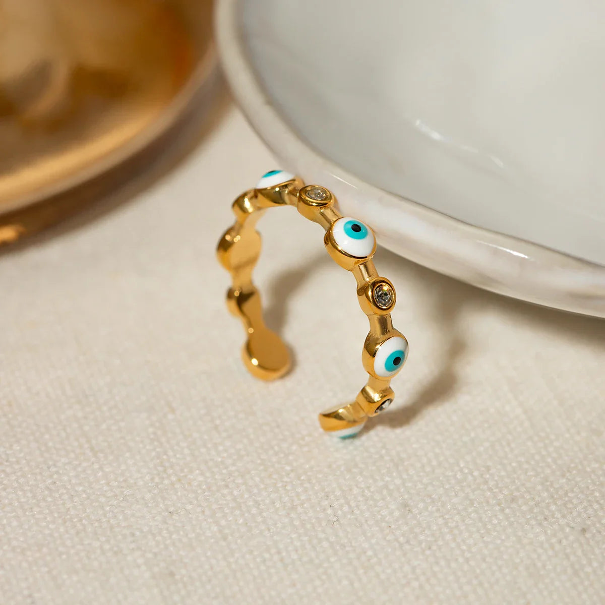 Bague tendance 2024 en acier inoxydable, motif œil du diable, couleur or texturé, bijou raffiné pour femme