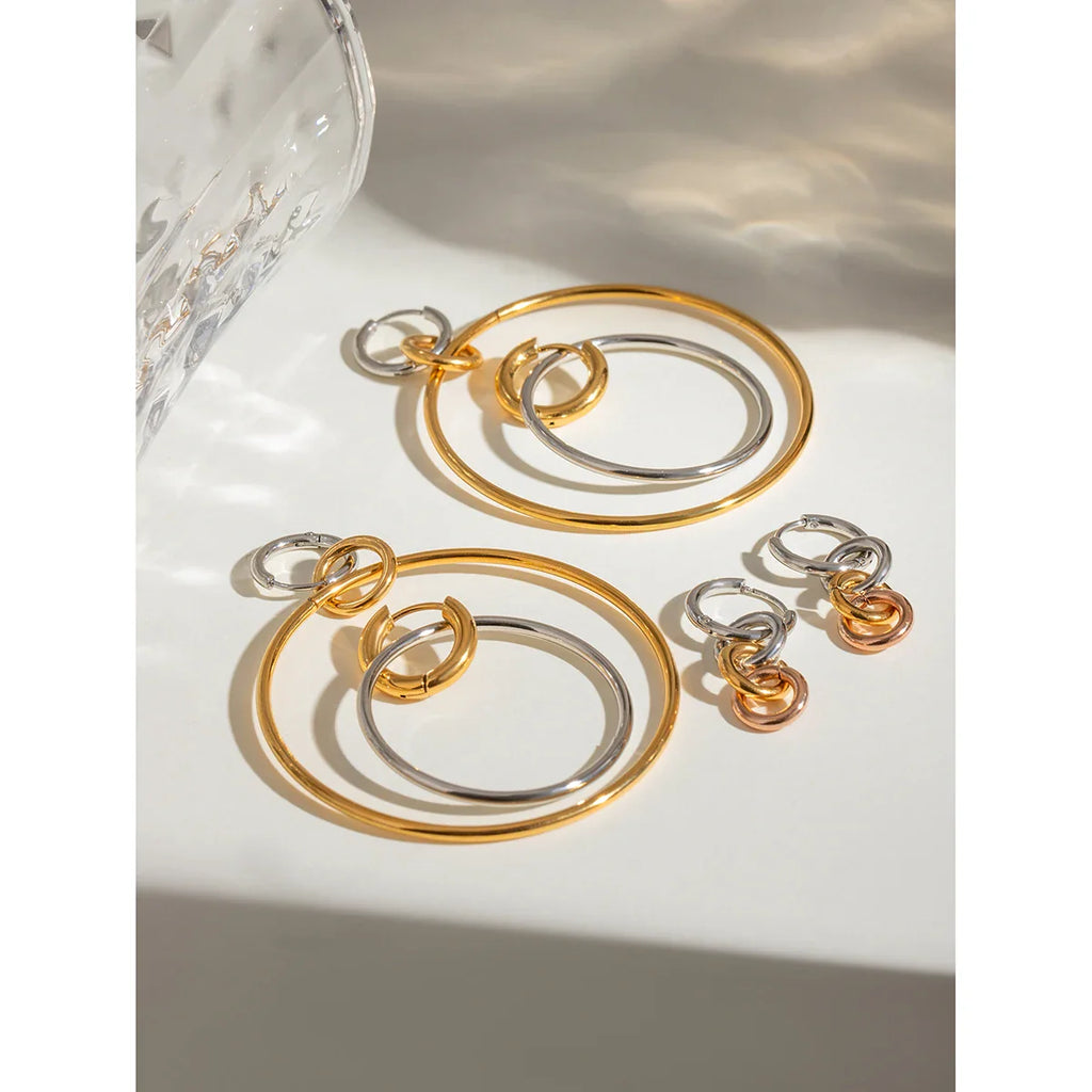 Große, silberfarbene Creolen aus Edelstahl, 18 Karat PVD-plattiertes Metall mit Golddetails, ideal für Damen und Allergiker.