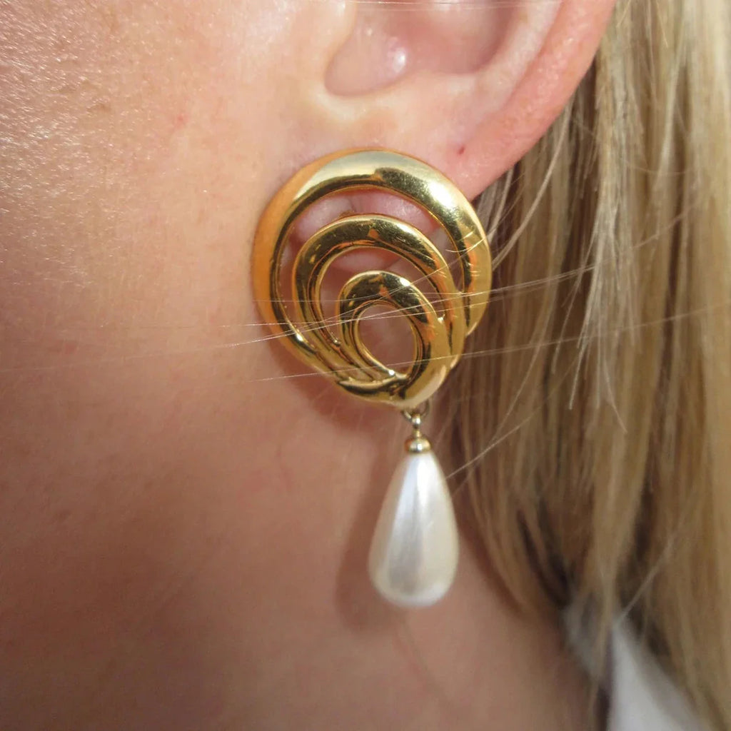 Ohrringe mit spiralförmigem Anhänger aus 18-karätigem Edelstahl, wasserdicht, mit hohler Perle – trendiger Charme und schicker Statement-Schmuck für Damen.