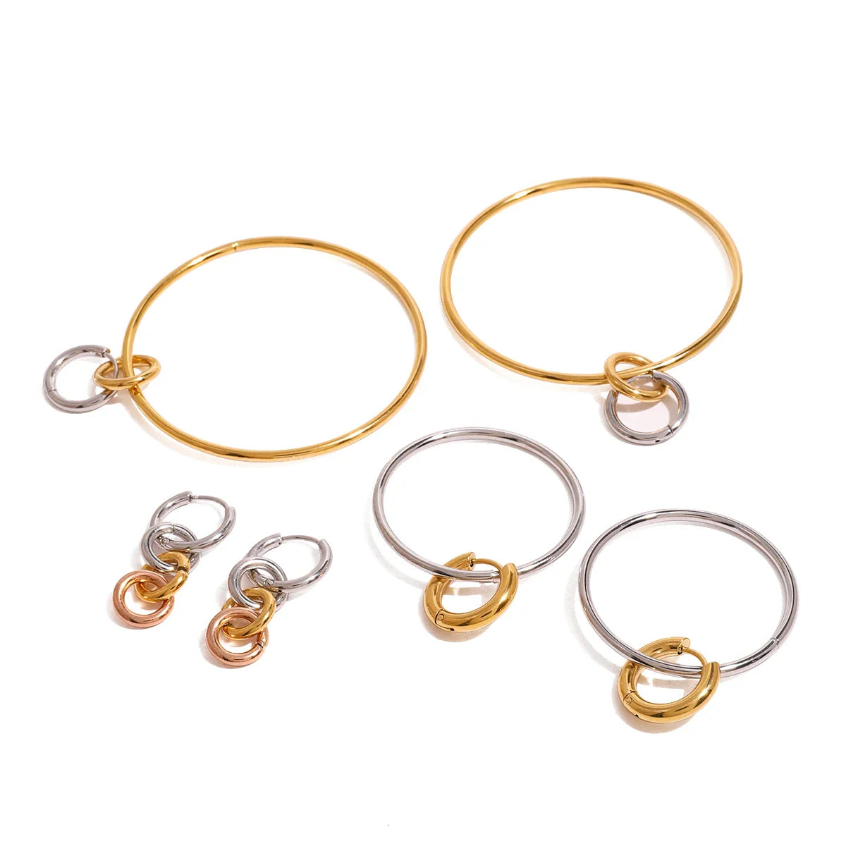 Große, silberfarbene Creolen aus Edelstahl, 18 Karat PVD-plattiertes Metall mit Golddetails, ideal für Damen und Allergiker.