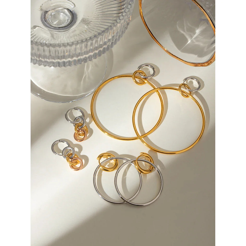 Große, silberfarbene Creolen aus Edelstahl, 18 Karat PVD-plattiertes Metall mit Golddetails, ideal für Damen und Allergiker.