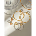 Große, silberfarbene Creolen aus Edelstahl, 18 Karat PVD-plattiertes Metall mit Golddetails, ideal für Damen und Allergiker.