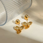 Ohrringe aus rostfreiem 18-karätigem Edelstahl mit dreifachem Blumenanhänger in Hemisphäre – ein trendiger und stilvoller, wasserfester Schmuck.
