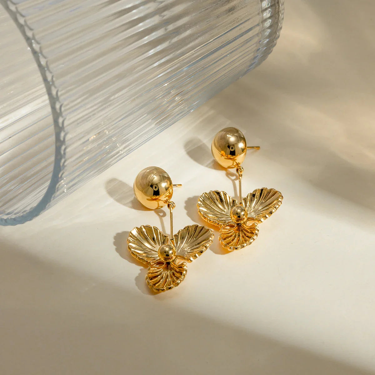 Ohrringe aus rostfreiem 18-karätigem Edelstahl mit dreifachem Blumenanhänger in Hemisphäre – ein trendiger und stilvoller, wasserfester Schmuck.
