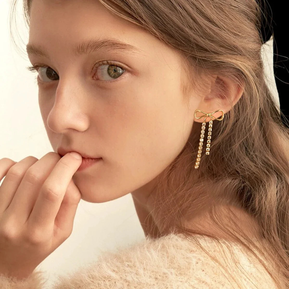 Minimalistische Ohrringe mit Schleife und goldener Quaste aus 18-karätig PVD-beschichtetem Edelstahl, wasserfest, hochwertig und attraktiver Schmuck