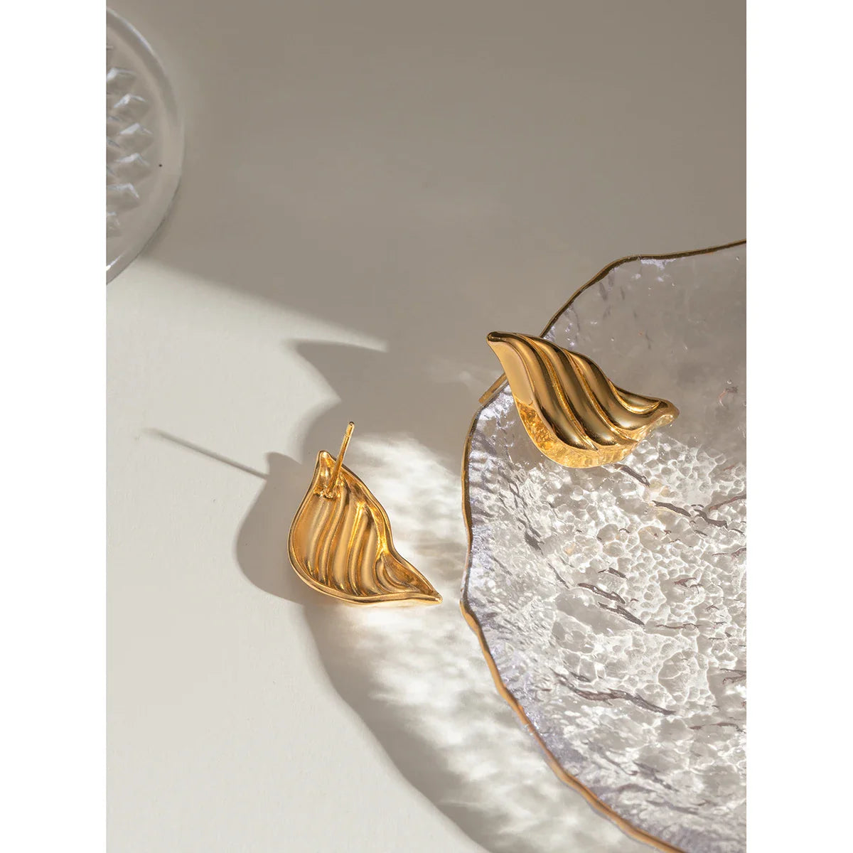 Vintage-Ohrringe mit Streifenmuster und Tropfenform aus 18-karätigem PVD-beschichtetem Edelstahl – Damenschmuck, antiallergen, stilvoll.