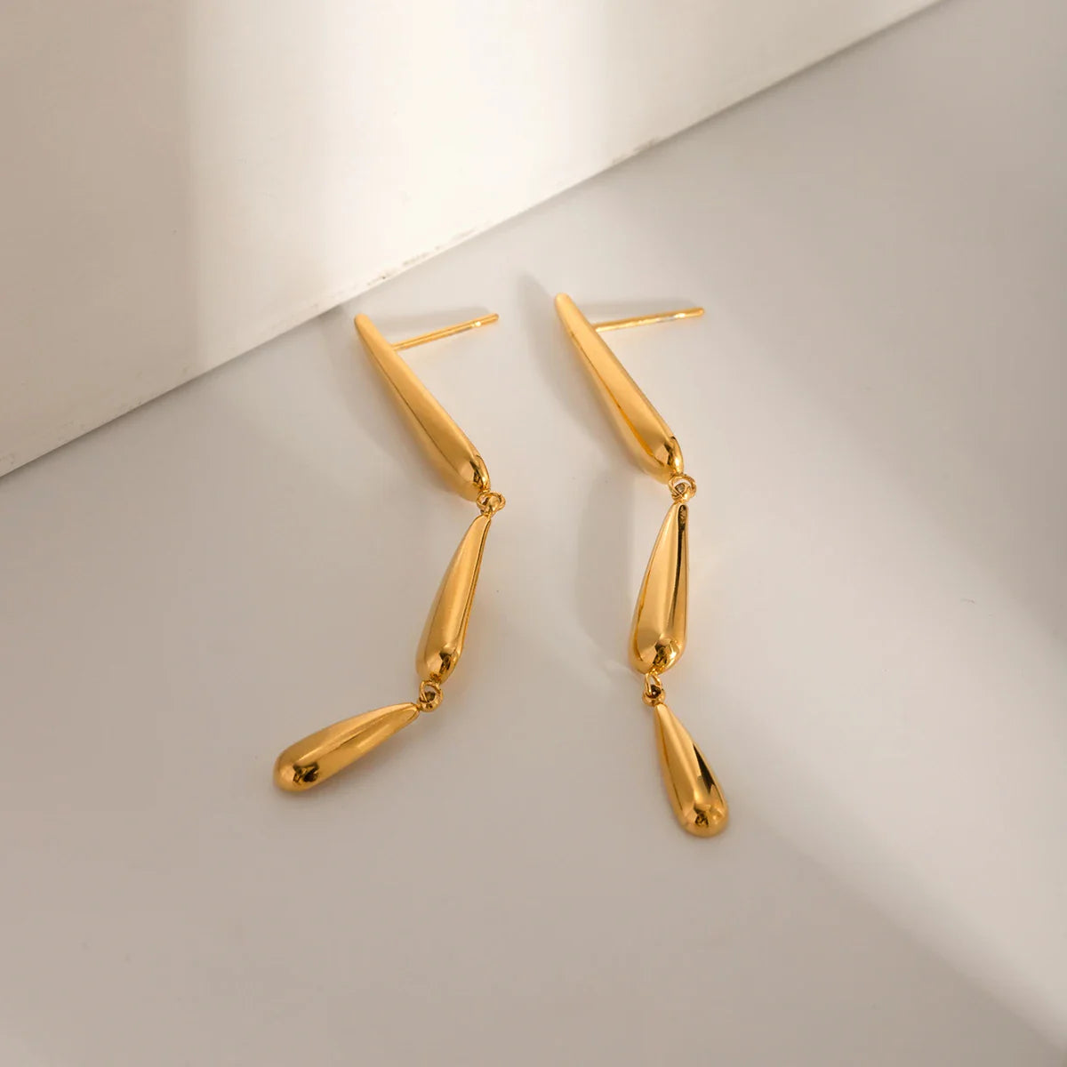 Ohrringe aus rostfreiem 18-karätigem Edelstahl mit trendigem, tropfenförmigem Anhänger – stilvoller und wasserfester Schmuck für Damen.