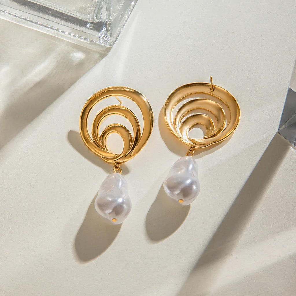 Ohrringe mit spiralförmigem Anhänger aus 18-karätigem Edelstahl, wasserdicht, mit hohler Perle – trendiger Charme und schicker Statement-Schmuck für Damen.