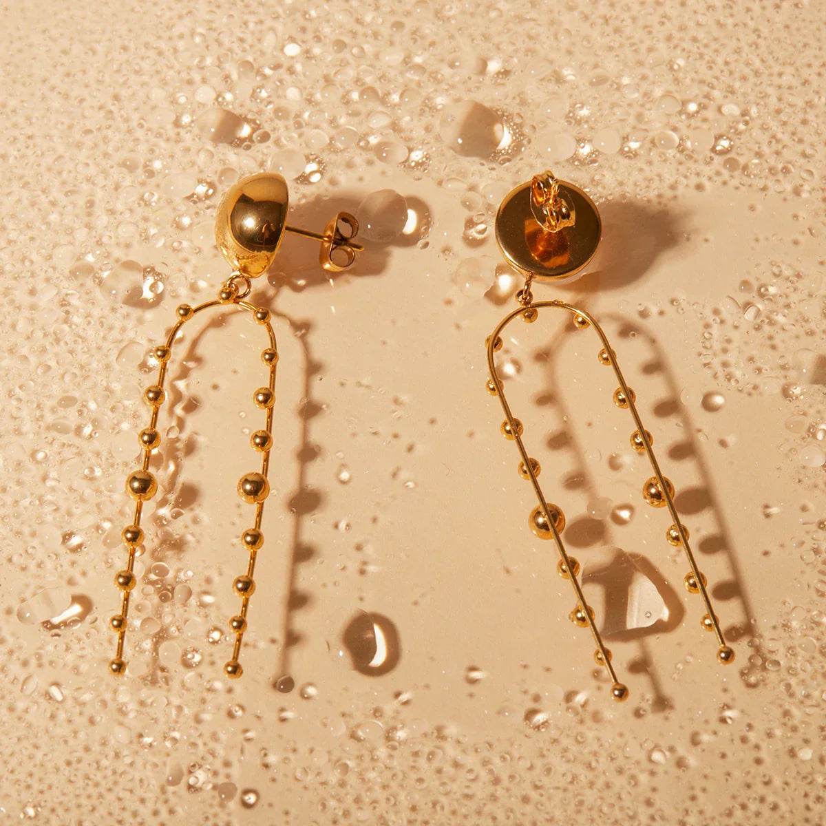 Elegante, wasserfeste Ohrhänger mit halbkugelförmigen Perlen aus vergoldetem Edelstahl (18 Karat) – stilvoller und trendiger Gala-Schmuck