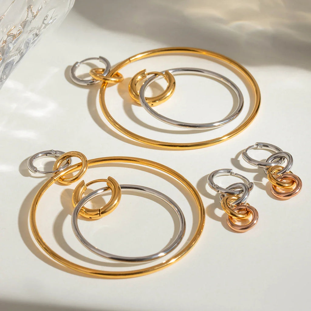 Große, silberfarbene Creolen aus Edelstahl, 18 Karat PVD-plattiertes Metall mit Golddetails, ideal für Damen und Allergiker.