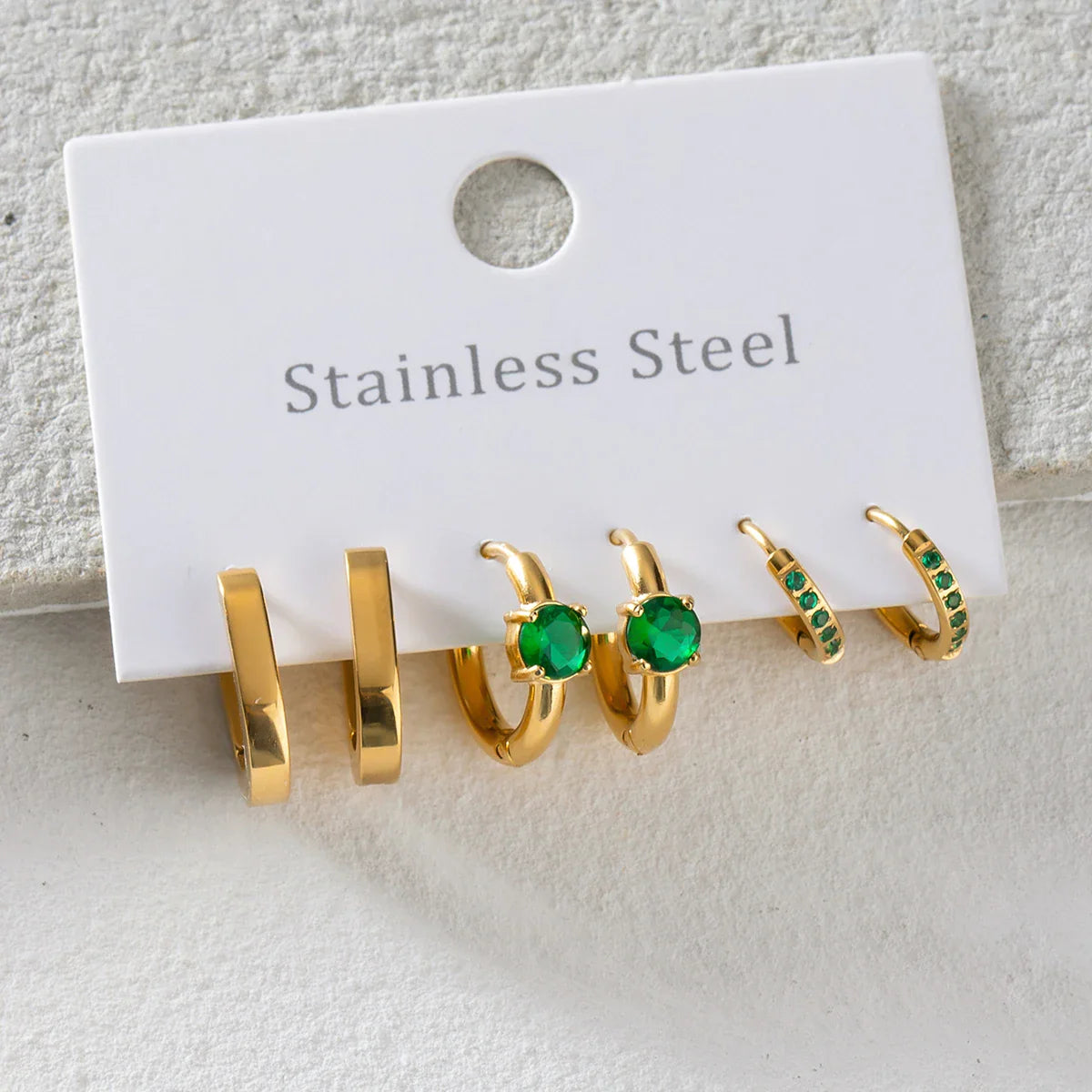 Vintage-Ohrclips aus 18-karätigem Edelstahl mit grünen Zirkonia, 3 Paar auf einer Karte, rostfreier Schmuck für Damen.