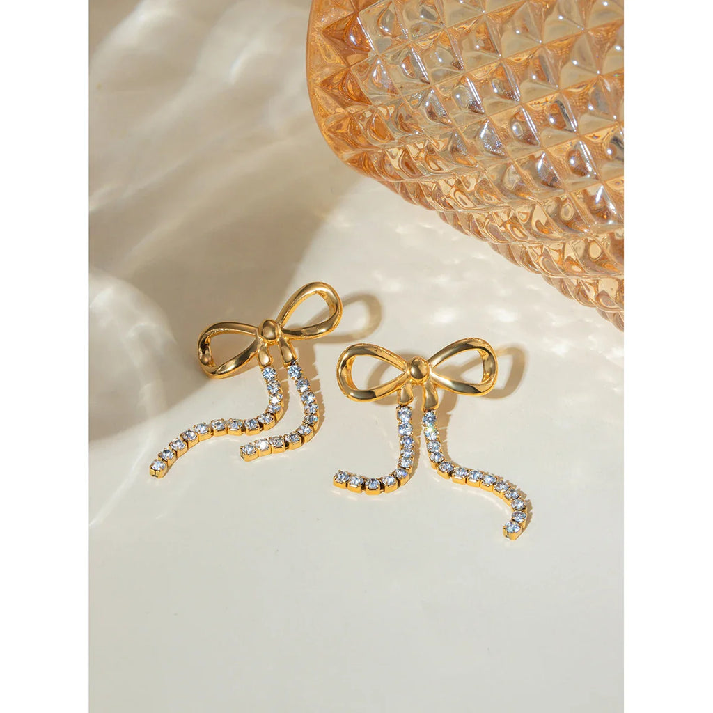 Minimalistische Ohrringe mit Schleife und goldener Quaste aus 18-karätig PVD-beschichtetem Edelstahl, wasserfest, hochwertig und attraktiver Schmuck