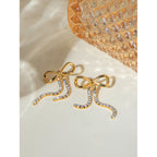 Minimalistische Ohrringe mit Schleife und goldener Quaste aus 18-karätig PVD-beschichtetem Edelstahl, wasserfest, hochwertig und attraktiver Schmuck