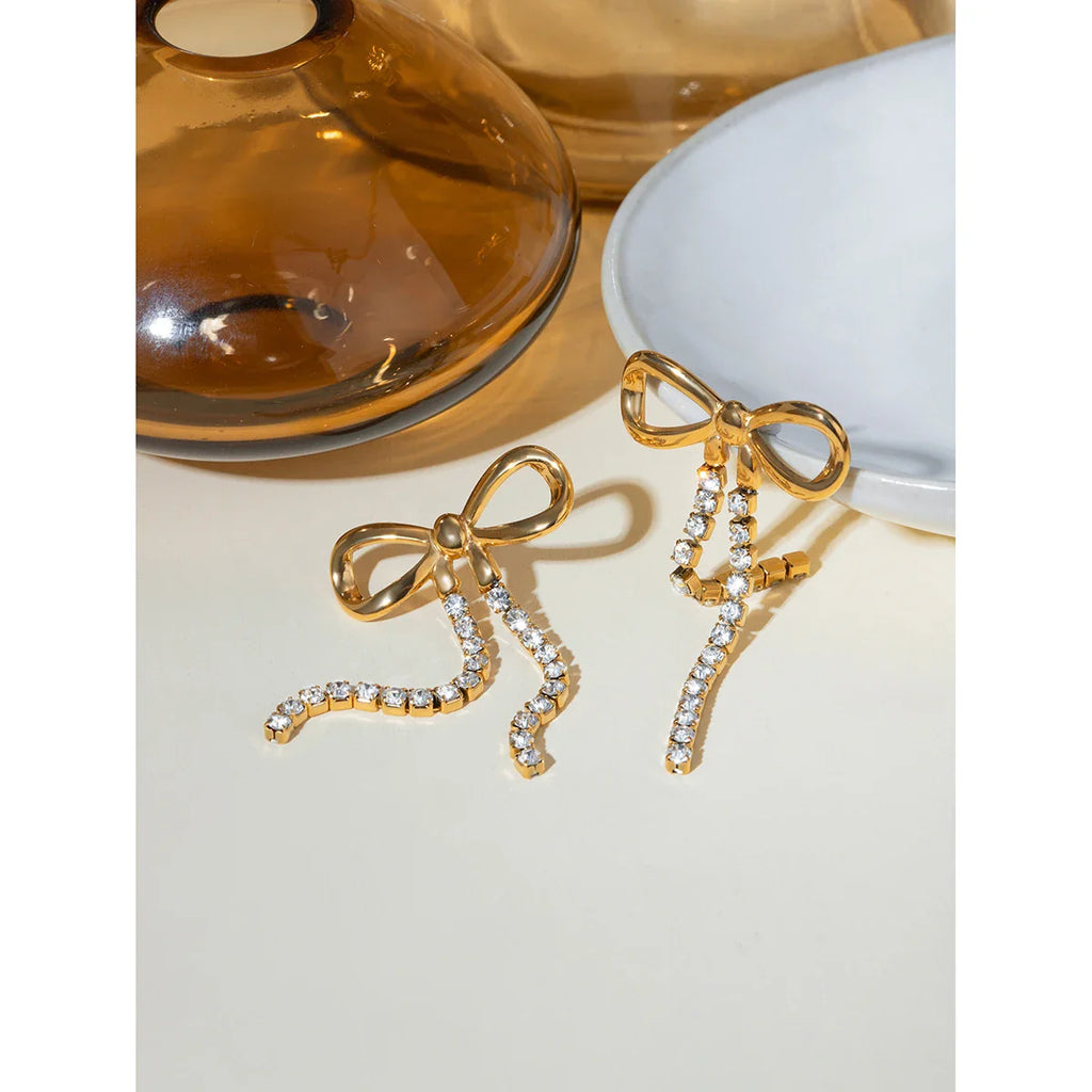 Minimalistische Ohrringe mit Schleife und goldener Quaste aus 18-karätig PVD-beschichtetem Edelstahl, wasserfest, hochwertig und attraktiver Schmuck