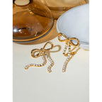 Minimalistische Ohrringe mit Schleife und goldener Quaste aus 18-karätig PVD-beschichtetem Edelstahl, wasserfest, hochwertig und attraktiver Schmuck