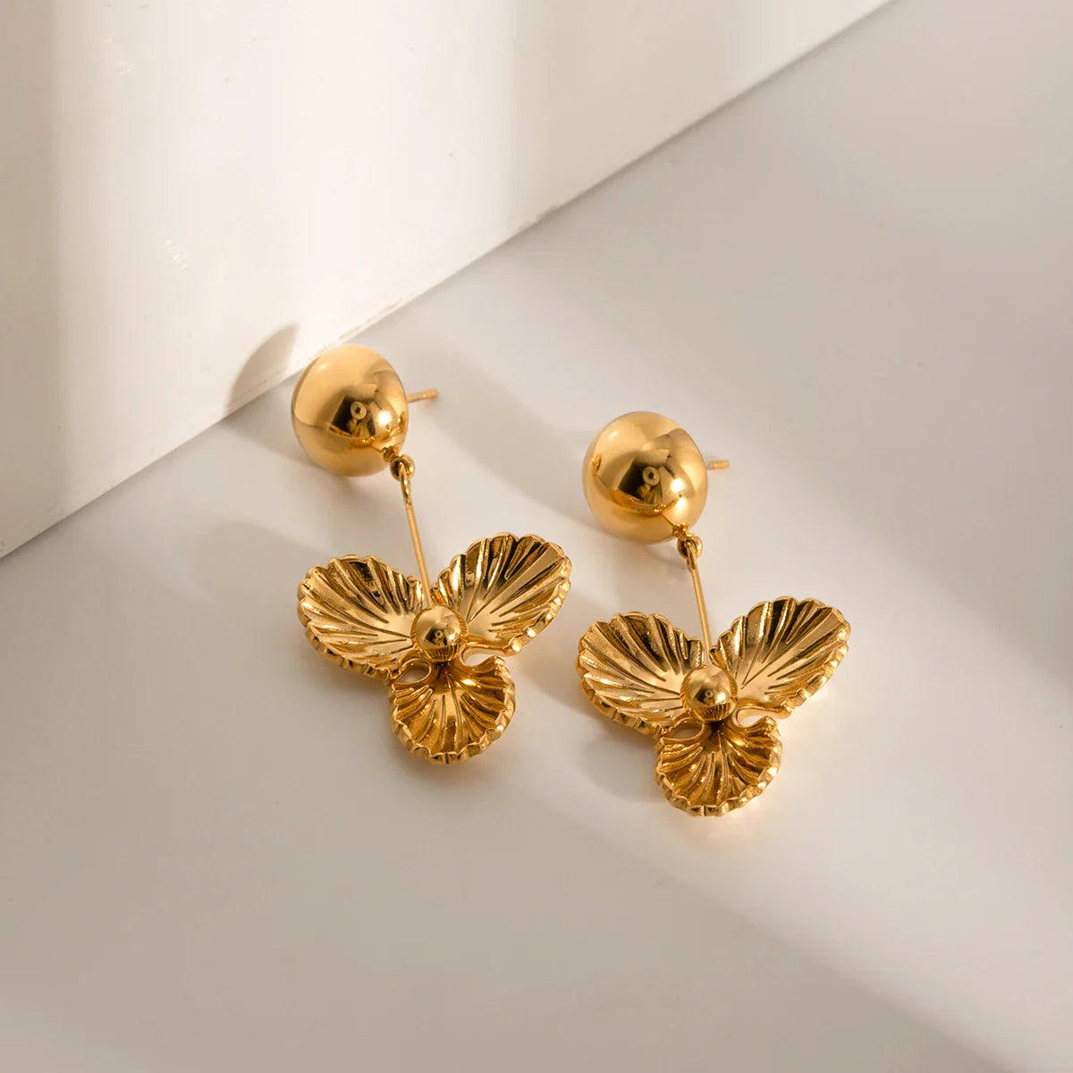 Ohrringe aus rostfreiem 18-karätigem Edelstahl mit dreifachem Blumenanhänger in Hemisphäre – ein trendiger und stilvoller, wasserfester Schmuck.