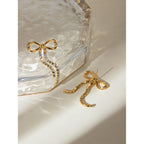 Minimalistische Ohrringe mit Schleife und goldener Quaste aus 18-karätig PVD-beschichtetem Edelstahl, wasserfest, hochwertig und attraktiver Schmuck
