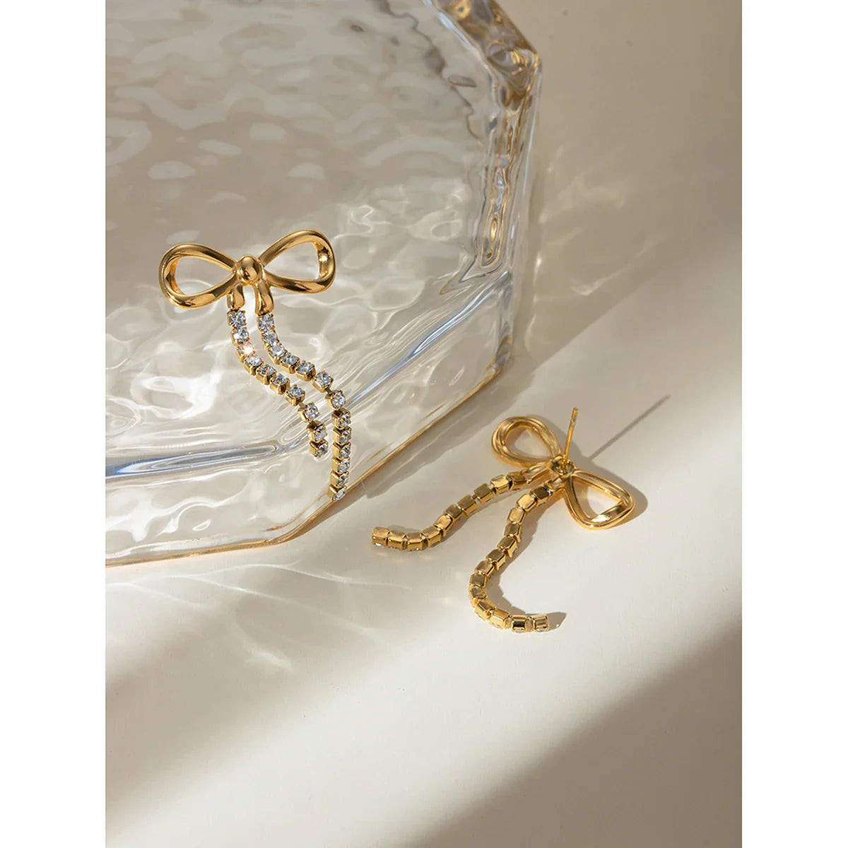 Minimalistische Ohrringe mit Schleife und goldener Quaste aus 18-karätig PVD-beschichtetem Edelstahl, wasserfest, hochwertig und attraktiver Schmuck