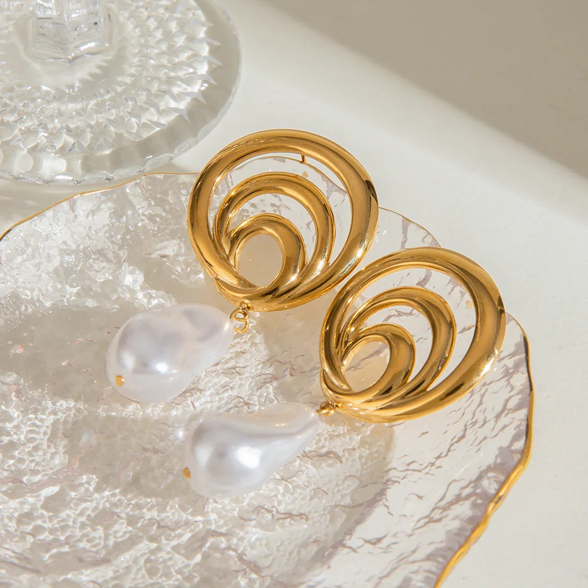 Ohrringe mit spiralförmigem Anhänger aus 18-karätigem Edelstahl, wasserdicht, mit hohler Perle – trendiger Charme und schicker Statement-Schmuck für Damen.