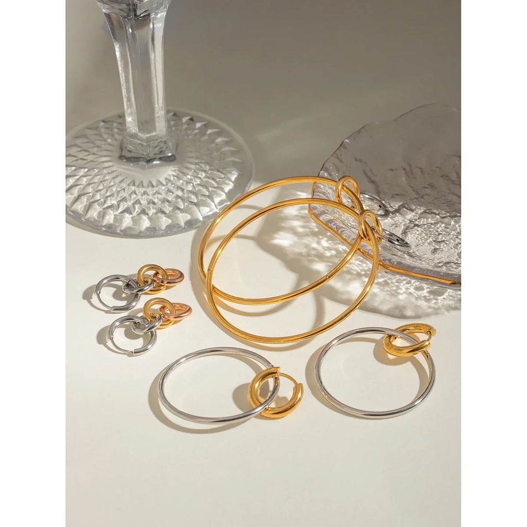 Große, silberfarbene Creolen aus Edelstahl, 18 Karat PVD-plattiertes Metall mit Golddetails, ideal für Damen und Allergiker.
