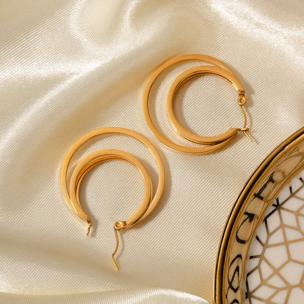Ohrringe aus 18-karätig vergoldetem Edelstahl im architektonischen Design mit doppelter Spirale – anlaufgeschützt und minimalistisch für Damen. 