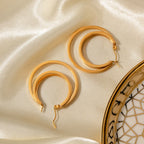 Ohrringe aus 18-karätig vergoldetem Edelstahl im architektonischen Design mit doppelter Spirale – anlaufgeschützt und minimalistisch für Damen. 