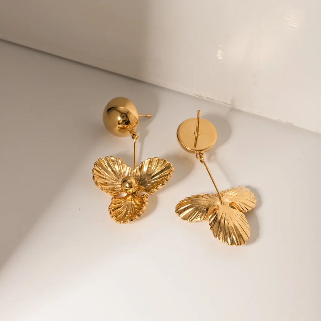 Ohrringe aus rostfreiem 18-karätigem Edelstahl mit dreifachem Blumenanhänger in Hemisphäre – ein trendiger und stilvoller, wasserfester Schmuck.