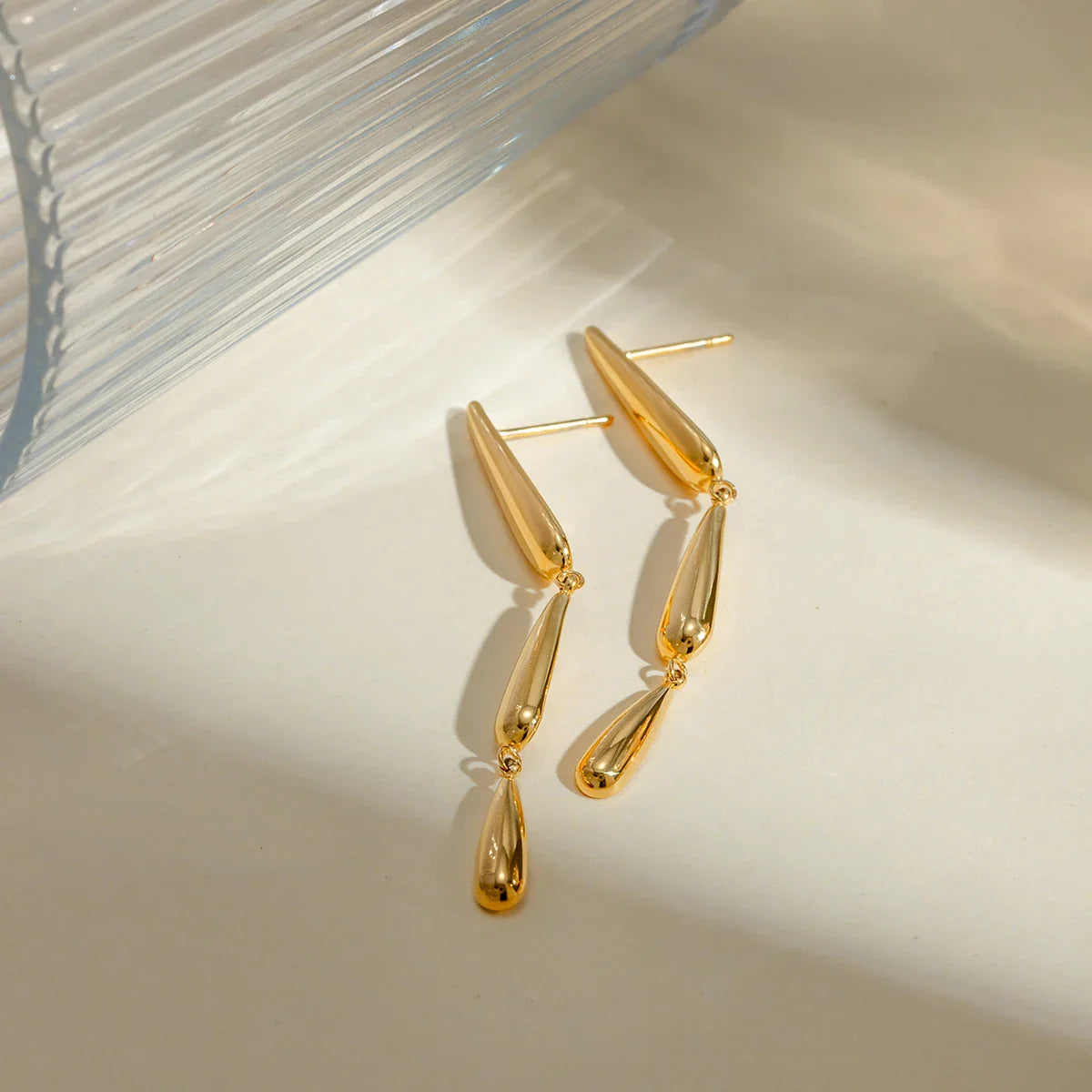 Ohrringe aus rostfreiem 18-karätigem Edelstahl mit trendigem, tropfenförmigem Anhänger – stilvoller und wasserfester Schmuck für Damen.