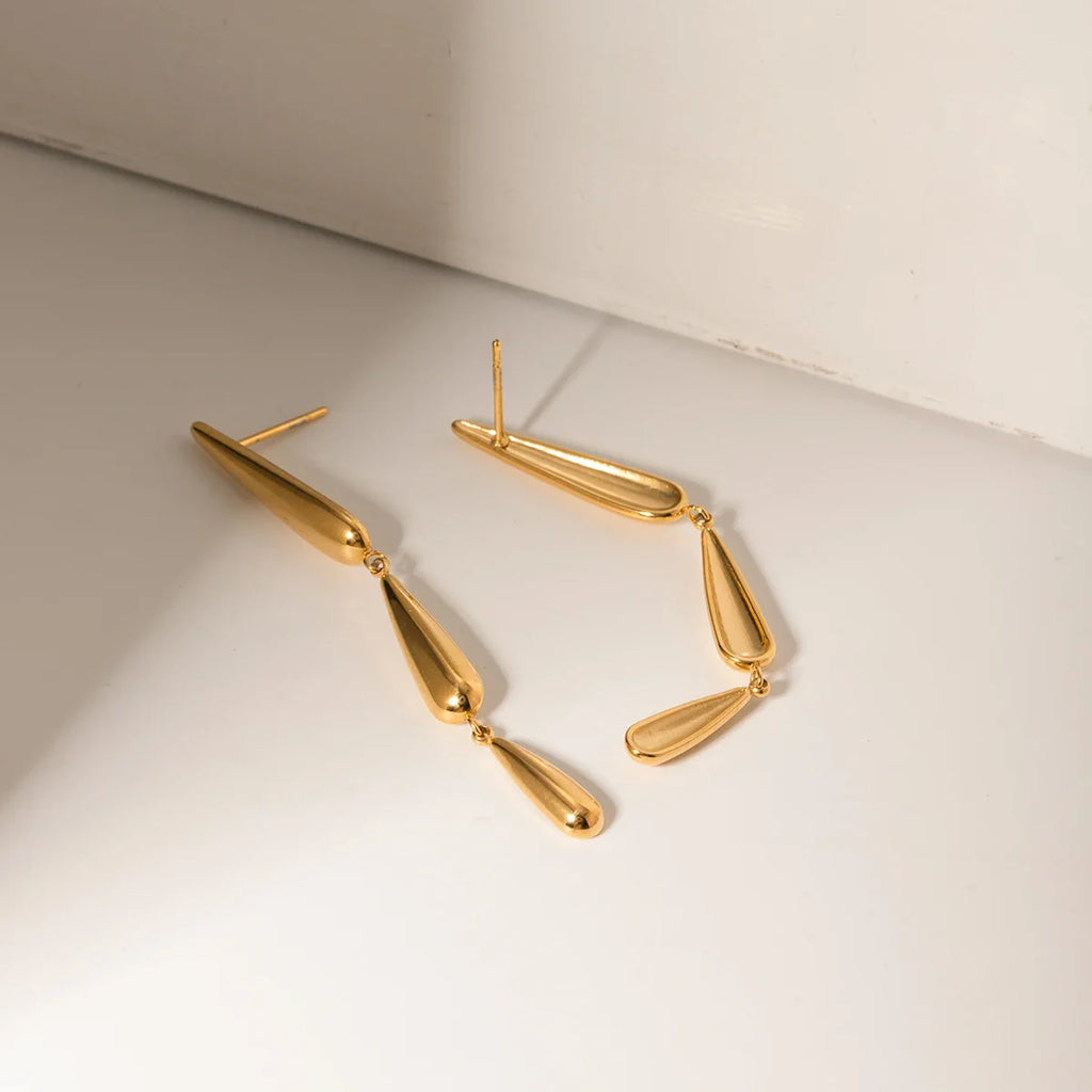 Ohrringe aus rostfreiem 18-karätigem Edelstahl mit trendigem, tropfenförmigem Anhänger – stilvoller und wasserfester Schmuck für Damen.